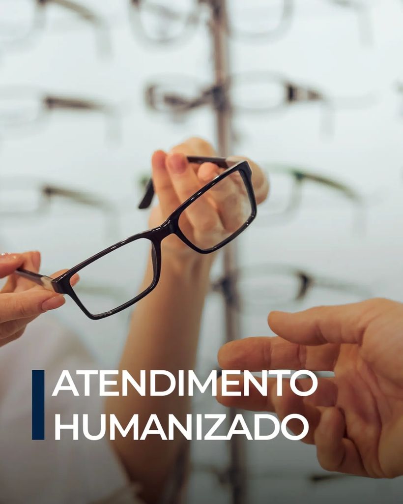Atendente mostrando armação ao cliente